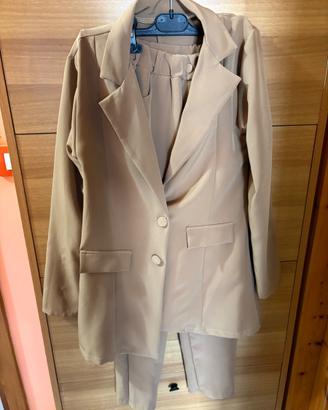 Tailleur completo giacca e pantalone beige