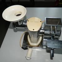 elettrodomestico tritacarne e grattuggia