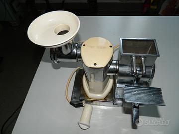 elettrodomestico tritacarne e grattuggia