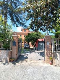 Appia Capannelle casa semindipendente cielo/terra