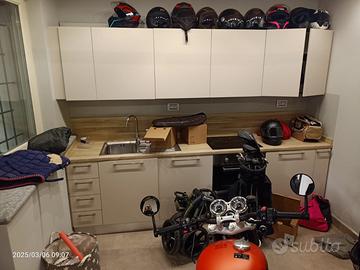 Cucina laccata con top in laminato