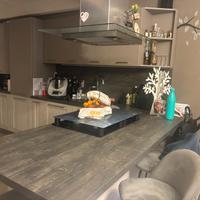 Cucina con elettrodomestici