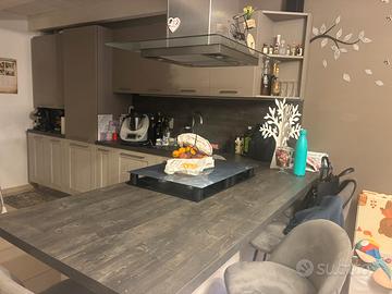 Cucina con elettrodomestici