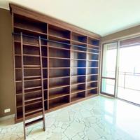 libreria in abete con scala e ripiani lucidata