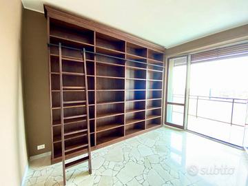 libreria in abete con scala e ripiani lucidata