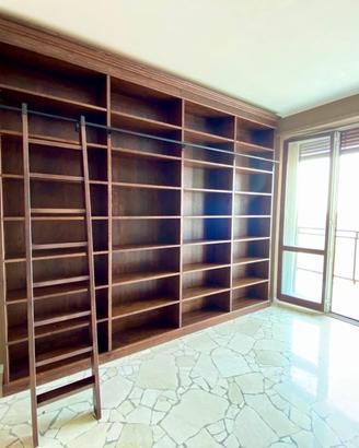 libreria in abete con scala e ripiani lucidata