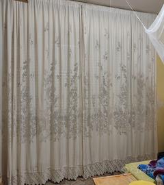 Tenda bianca ricamata a binario 240x240