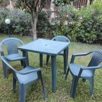 tavolo verde con sedie