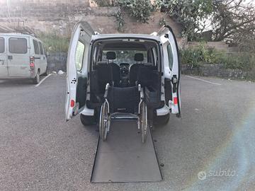 Renault Kangoo Pianale ribassato con rampa disabil