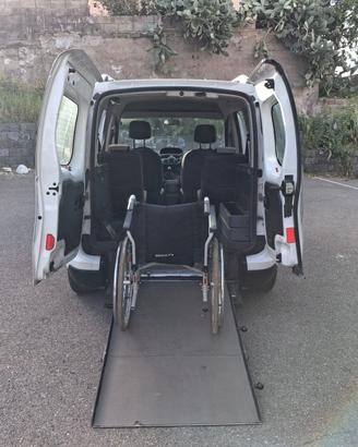 Renault Kangoo Pianale ribassato con rampa disabil