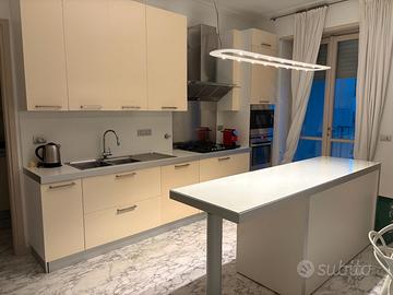 Cucina completa con isola e due colonne attrezzate