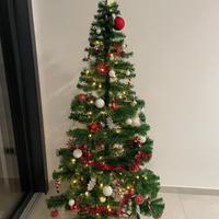 Albero di Natale con addobbi