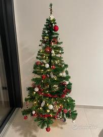 Albero di Natale con addobbi