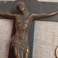 antico crocifisso in bronzo.