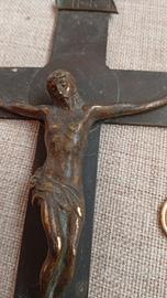 antico crocifisso in bronzo.