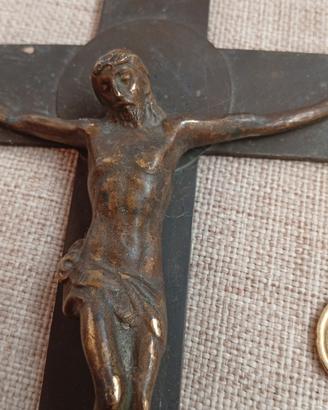 antico crocifisso in bronzo.