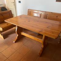 Tavolo in legno con cassapanca angolare