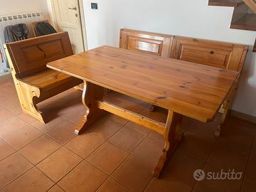 Tavolo in legno con cassapanca angolare