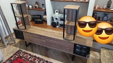 Mobile TV con mensole