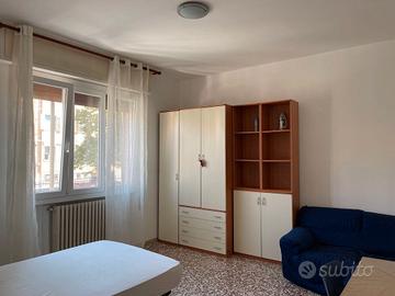 STANZA SINGOLA in ampio appartamento luminoso