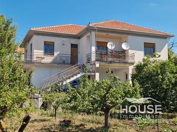 Ragalna-appartamento 1° piano con corte