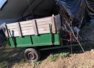 Rimorchio agricolo monoasse con sponde in legno