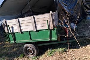 Rimorchio agricolo monoasse con sponde in legno