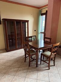 Vetrina piu tavolo e 4 sedie