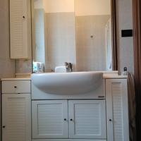 mobile bagno completo di lavandino e rubinetto 