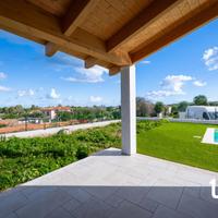 Villa caposchiera su due livelli con vista mare e