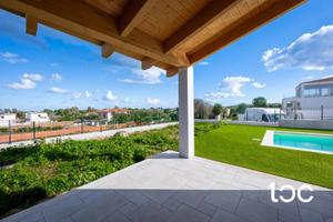 Villa caposchiera su due livelli con vista mare e