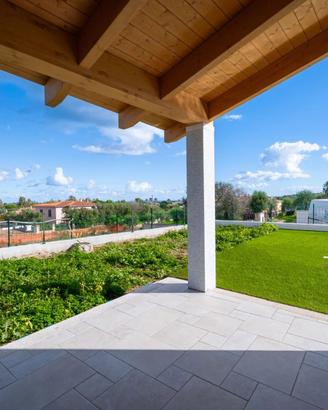 Villa caposchiera su due livelli con vista mare e