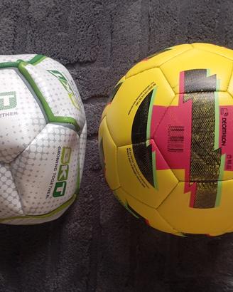 2 palloni calcio uno nuovo e uno quasi nuovo 