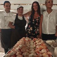 Pasticcere caporeparto con aiutante di fiducia