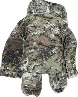 Completo mimetico taglia tg.46