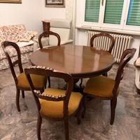 Tavolo con sedie in noce