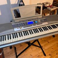 Pianola Yamaha Portable Grand con piedistallo