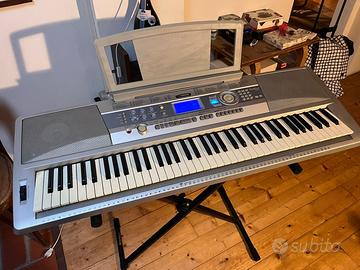 Pianola Yamaha Portable Grand con piedistallo