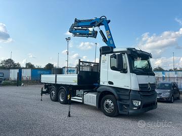 Camion gru ribaltabile con gru