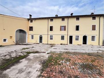 MOZZECANE - IMMERSO NELLA CAMPAGNA