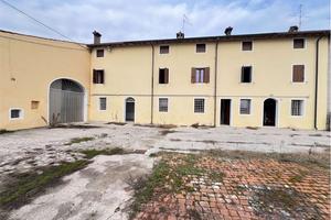 MOZZECANE - IMMERSO NELLA CAMPAGNA