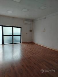 Basso commerciale più magazzino