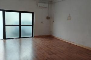 Basso commerciale più magazzino