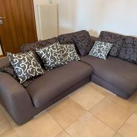 Divano marrone con cuscini