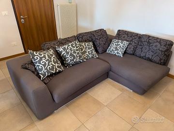 Divano marrone con cuscini