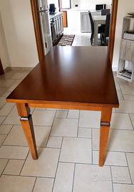 Tavolo in legno con 4 sedie