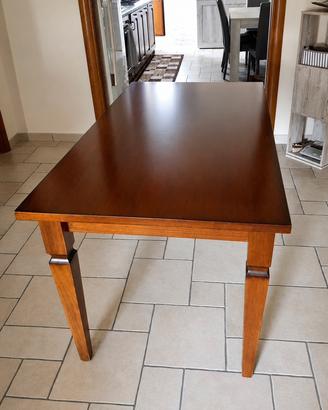 Tavolo in legno con 4 sedie