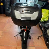 Bauletto moto porta casco/oggetti marca KEEWAY.