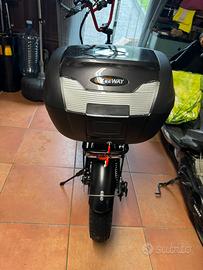 Bauletto moto porta casco/oggetti marca KEEWAY.