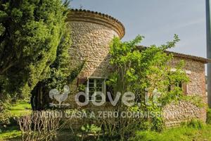 Villa di 1405 m² con più di 5 locali e box auto a 